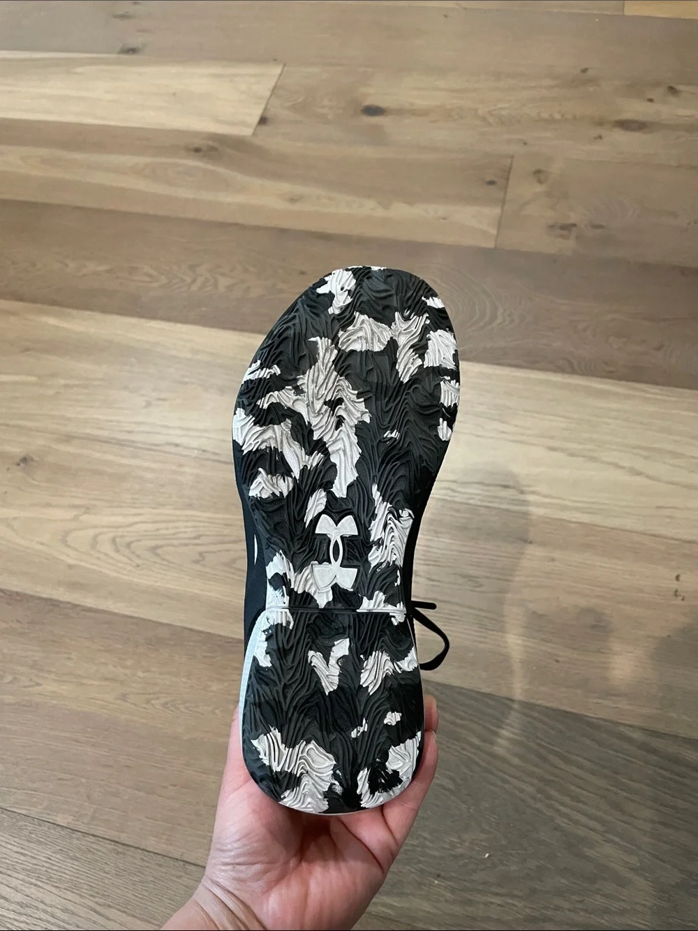 Women’s Under Armour UA HOVR Ascent Basketball Shoes 9 Black White 3025680 001